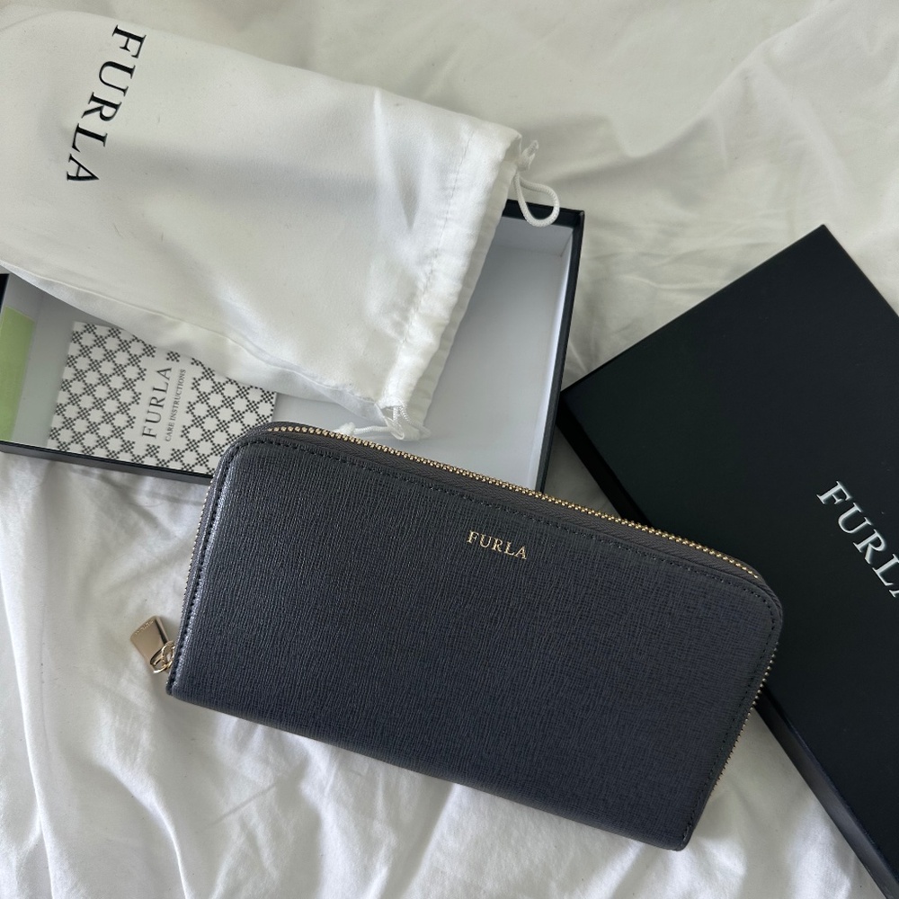 Furls Black Leather zip wallet NWT